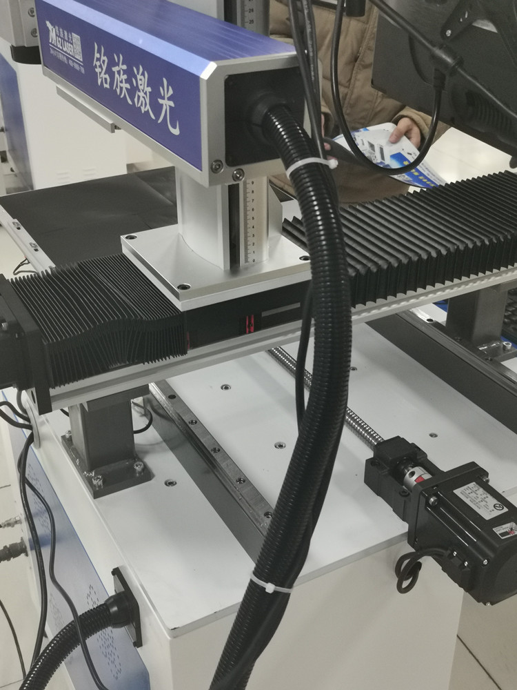 大幅面拼接激光打標機(圖4) 大幅面拼接激光打標機(圖4)